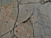 48  Al grande masso CMS1 delle incisioni rupestri in Val Camisana